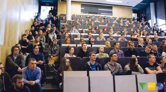 W ODDZIALE ŁÓDZKIM SEP Studenci podczas konferencji prof. dr hab. inż. Janusz Nieznański oraz dr hab. inż. Dariusz Świsulski (w imieniu prezesa SEP Piotra Szymczaka).