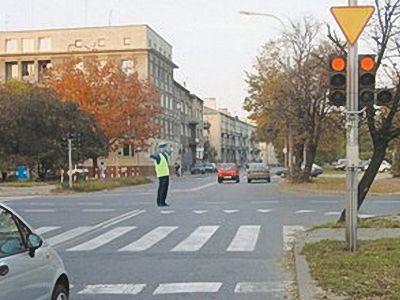 może skręcić na skrzyżowaniu w lewo c. może spodziewać się pojazdów wjeżdżających na skrzyżowanie z prawej strony 2.