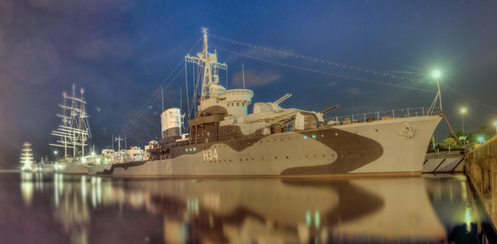 ORP Błyskawica przedstawiona na zdjęciu. Została zrobiona jako panorama w HDR. Po wywołaniu HDR i stworzono panoramę. Następnym krokiem była korekta kolorów.