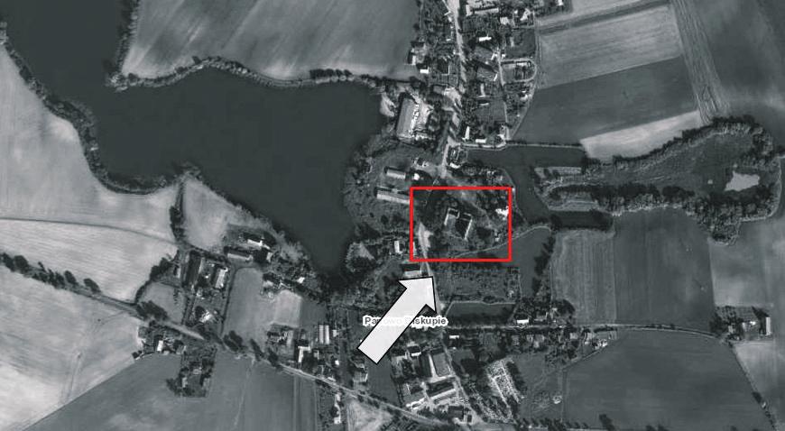 [213] Ryc. 11. Papowo Biskupie. Widok zamku i jeziora zamkowego z loty ptaka (wg Google Map; oprac. M. Wiewióra) Fig. 11. Castle in Papowo Biskupie.