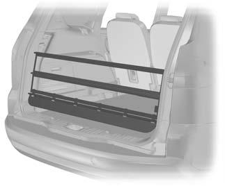 Ściśnij ku sobie końcówki górnego drążka i włóż je do mocowań w dachu A lub B. Upewnij się, że klapka na środkowy pas bezpieczeństwa znajduje się z prawej strony pojazdu. 4.