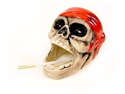 Popielniczka ceramiczna - czaszka pirata; wym.