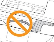 Jeśli nie usuniesz wszystkich kawałków papieru z drukarki, istnieje ryzyko wystąpienia kolejnych zacięć papieru. c. Załóż pokrywę ścieżki papieru, aż zatrzaśnie się we właściwym miejscu. 4.