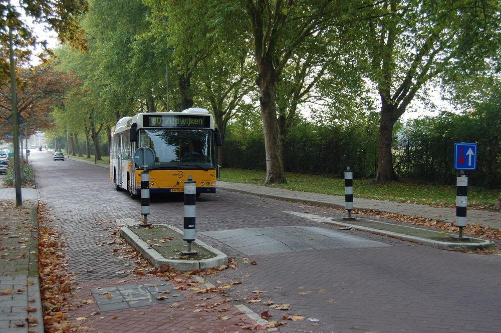 na danym odcinku należy umożliwić lub ułatwić wzajemne wyprzedzanie i omijanie rowerzystów i samochodów, czy nie.