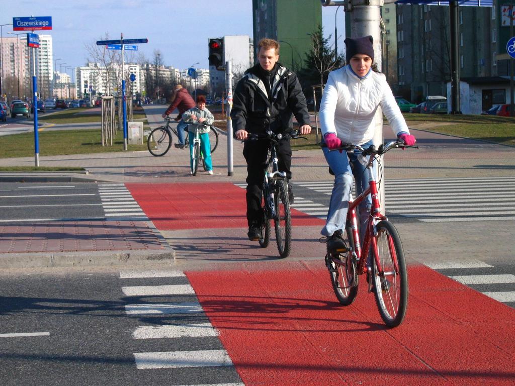 Fotografia 7. Zaleca się, aby części jezdni przeznaczone dla ruchu rowerów pokryte były emulsją barwy czerwonej (Warszawa, Ursynów) 3.