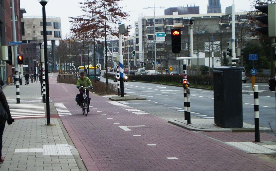 ścieżki rowerowej pozostaje ciągła, odcinając przecznicę (Niemcy, Örlinghausen w Westfalii) Fotografia 12.