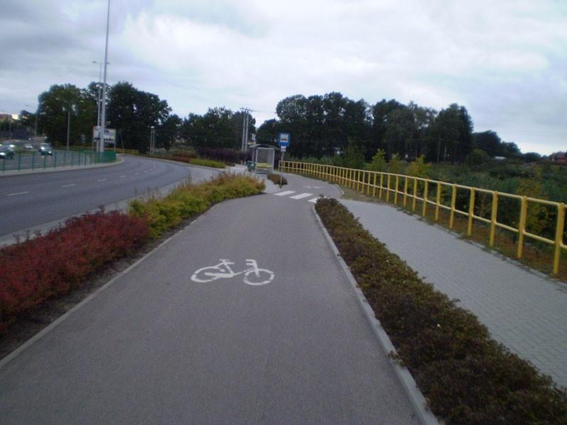 Rysunek 13. Wydzielona droga dla rowerów a przystanek komunikacji publicznej Fotografia 15.