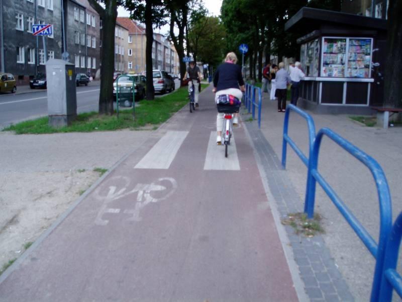 Fotografia 16. Barierki wzdłuż ścieżki dla rowerów stosuje się w miejscach wzmożonego ruchu pieszego, zalecane jest także instalowanie barierek przy wiatach przystanków autobusowych (Gdańsk) 3.6. Skrzyżowania Skrzyżowania są krytyczne dla systemu rowerowego ze względu na liczbę punktów kolizji.