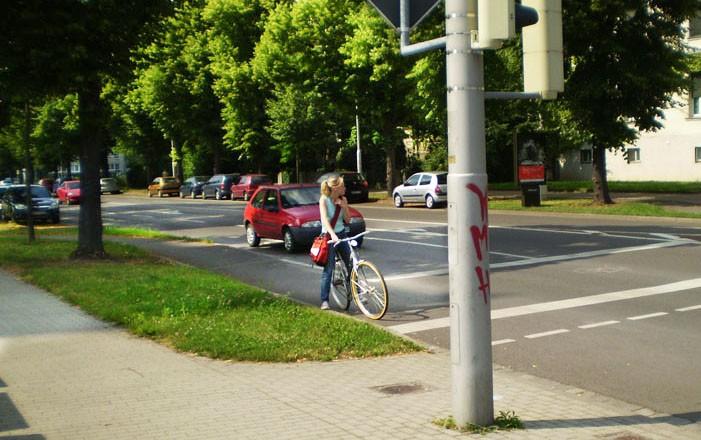w jezdni; jeżeli na odcinku drogi przed skrzyżowaniem ruch rowerowy był prowadzony dwukierunkową, wydzieloną drogą dla rowerów to na skrzyżowaniu powinien być prowadzony na wprost przejazdami dla