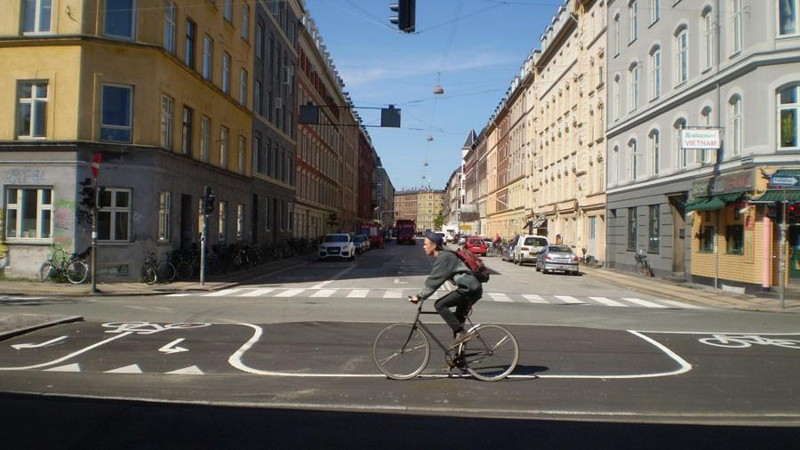 Fotografia 22. Przykład połączenia drogi dla rowerów ze skrzyżowaniem na zasadzie kolejnego jego ramienia (Kopenhaga) Fotografia 23.