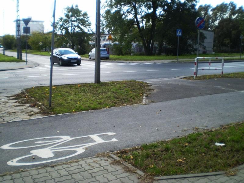 6.3. Rozwiązania dla dróg dla rowerów poza jezdnią Jeśli droga dla rowerów poza jezdnią biegnie wzdłuż jezdni z pierwszeństwem a na skrzyżowaniu nie ma sygnalizacji, to