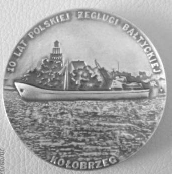 28 Na awersie sygnowanym splecionym monogramem projektantki medalu, literami HR, autorka Hanna Roszkiewicz na pierwszym planie wyeksponowała statek handlowy na stylizowanych falach.
