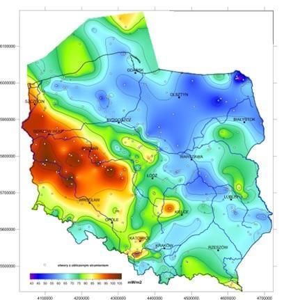 Rysunek 32 Mapa gęstości ziemskiego strumienia cieplnego dla obszaru Polski 226 W województwie zachodniopomorskim zasoby dyspozycyjne energii geotermalnej, najbardziej perspektywiczne do