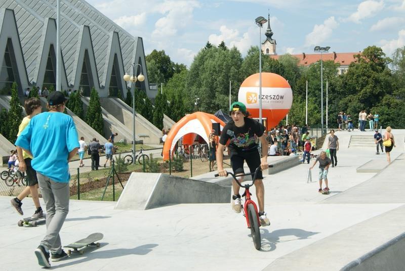 BUDOWA SKATEPARKU Obiekt znajduje się przy ul.