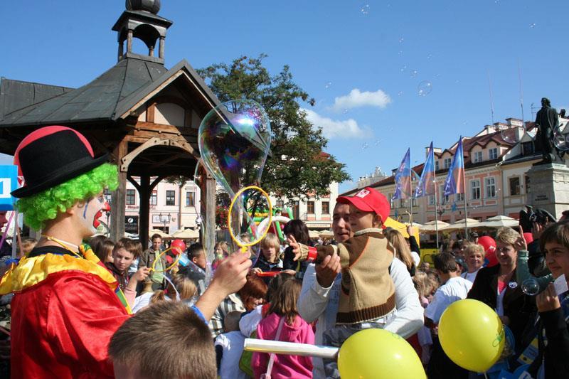 KULTURA Przebudowano 10 domów kultury Wybudowane zostały 4 domy kultury Najważniejsze cykliczne imprezy kulturalne: