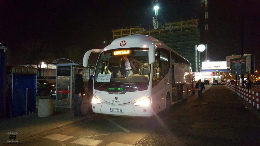 Autobusy kończą trasę z przodu Dworca