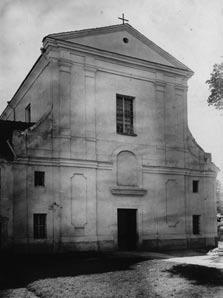 Uściług Podczas wizytacji parafii włodzimierskich, bp Szelążek odwiedził także położony w odległości kilkunastu kilometrów w kierunku zachodnim od Włodzimierza Wołyńskiego Uściług z kościołem