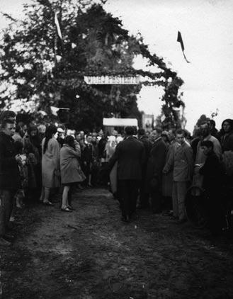 Kolejarze, tak zawsze sprawom Kościoła pomocni, witają pasterza przy bramie z emblematami kolejnictwa, nad którymi widnieje zwycięski sztandar Chrystusowy, krzyż.