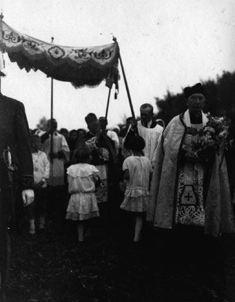 PARAFIA NIEŚWICZ W dniach 13-14 września 1930 roku bp Szelążek wizytował parafię w Nieświczu. Proboszczem był wówczas ks. Michał Prażmowski.