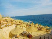 300 m od prywatnej plaży (przy siostrzanym obiekcie Sharm Plaza) z fantastyczną rafą koralową. Ze względu na przybrzeżną rafę zejście do wody tylko z pomostu (zalecane obuwie ochronne).
