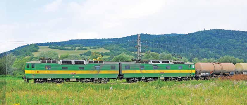 Lokomotywa serii 131: 057+058 przewoźnika ZSSK Cargo z pociągiem towarowym w pobliżu stacji Orlov, Słowacja (15.08.2016 r.