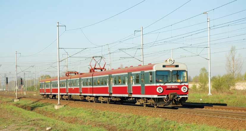 EN57-1952 na przedmieściach Ostrawy (17.04.2007 r.). fot. P. Štefek natomiast dopuszczenie taboru spółek PKP początkowo do stacji Bohumín, a później na sieć ČD/SŽDC wymagało m.in.