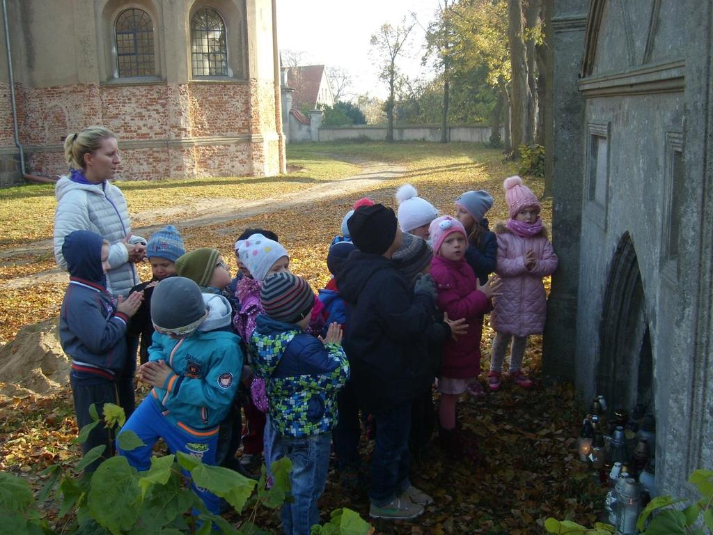 KUCHENNE REWOLUCJE SMERFÓW I PUCHATKÓW ROGALE MARCIŃSKIE 9 i 10 listopada -obie nasze grupy przedszkolne, lecz każda w swojej sali-przygotowywały tradycyjne rogale świętomarcińskie.