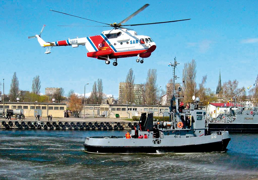 H- 9 wychodzi z Kołobrzegu na poligon eskortując okręt podwodny.