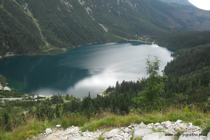 Nazwa jeziora pochodzi od ciemnego zabarwienia wody, spowodowanego cieniem rzucanym przez okalające jezioro skalne ściany oraz