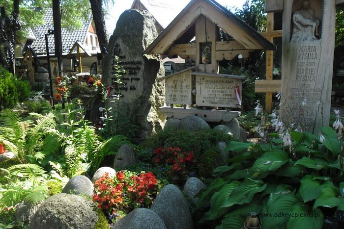 Cmentarz mieści się w centrum Zakopanego, przy ul. Kościelisko, niedaleko Krupówek, można dojść do niego w kilka minut.