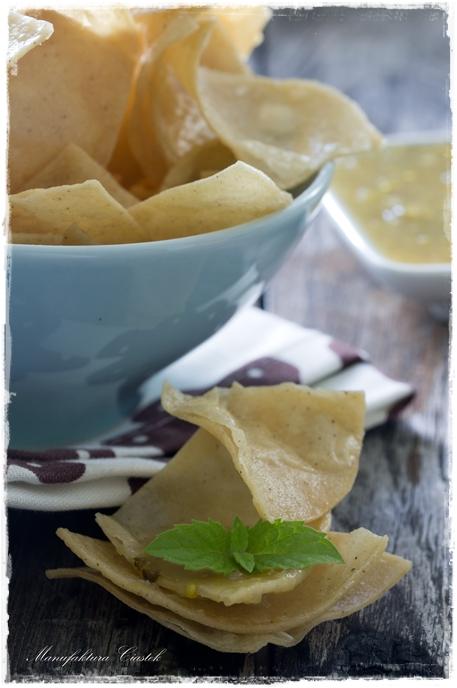 Prawdziwie maksykańskie nachos Prawdziwe nachos nie pochodzą ze sklepu!!!! I o tym musicie pamiętać. Prawdziwe nachosy zrobicie w domu sami z kukurydzianej tortilli.