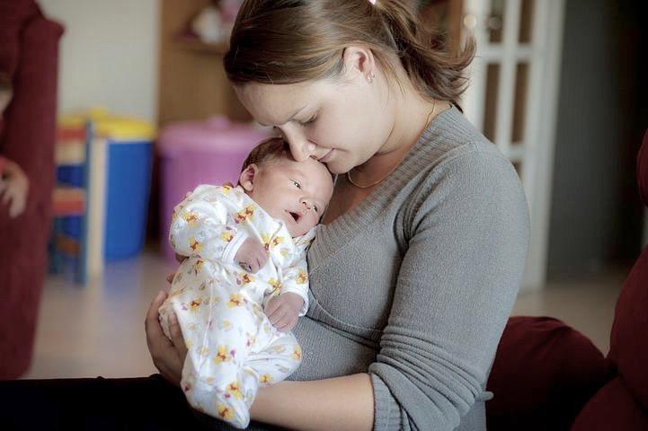 Możliwe objawy depresji poporodowej Kobieta przeważnie czuje, że nie radzi sobie z opieką nad niemowlęciem. Ma trudność z okazywaniem mu uczuć. Nadmiernie martwi się o zdrowie własne lub dziecka.