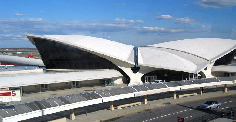 Konstrukcja łupinowa i jej zastosowanie w architekturze nowoczesnej i współczesnej Rysunek 8. Bryła Terminalu Trans World Airlines na Lotnisku Kennedy ego w Nowym Jorku, Źródło: [2] Rysunek 9.