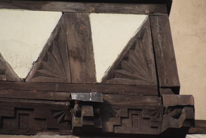 Drewniane elementy stosowane były również do wykończenia różnego kształtu wieżyczek, jeszcze bardziej urozmaicających elewacje.