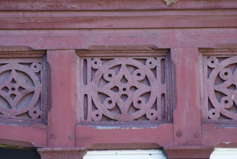 Daria Bręczewska-Kulesza Drewniane elementy konstrukcyjne i dekoracyjne, snycerskie dekoracje bardzo wzbogacały fasady kamienic czynszowych.