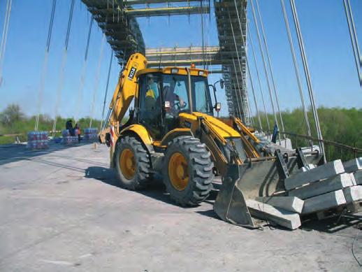 Wyznaczenie ekwiwalentnego wiskotycznego tłumienia drgań... 51 Rys. 18. Koparko-ładowarka wymuszająca drgania. Fig. 18. A digger forcing vibrations.