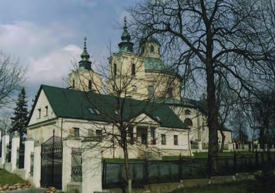 78 Beata Klimek Fot. 1. Widok plebani (po pracach adaptacyjnych) i kolegiaty w Klimontowie 2008 rok. Fot. 1. The view of the presbytery (after adaptive works) and collegiate church in Klimontów, 2008.
