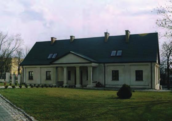 Budynek jednokondygnacyjny nakryty dwuspadowym dachem, z dwoma kominami usytuowanymi w części środkowej, symetrycznie po obu stronach osi poprzecznej.
