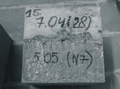 F p aszczyzna zespolenia beton "stary" beton "nowy" Rys. 4. Schemat badań oraz model próbek. Fig. 4. Model of specimen used in tests of bond strength.