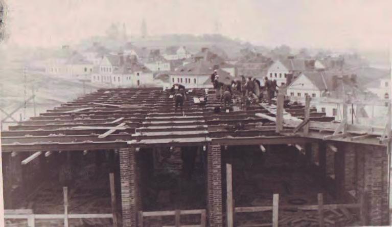 94 Tomasz Nicer Strop K.B. prefabrykowany, w zasadzie prawie gęsto żebrowy. Pomiędzy stalowe belki nośne wkładane są dwuczęściowe pustaki ceramiczne, z których dolny jest elementem nośnym.