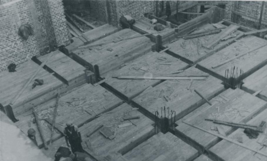 Fot. 6. Strop żebrowy, widok deskowania przed ułożeniem zbrojenia (ok. 1929). Fot.