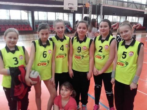 IV MIEJSCE KLAS 5, V MIEJSCE KLAS 6 i VII MIEJSCE KLAS 4 W FINALE MISTRZOSTW WOJEWÓDZTWA LUBELSKIEGO W MINI PIŁCE SIATKOWEJ DZIEWCZĄT KINDER SPORT 2017 LWZPS ŚWIDNIK