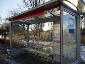 jadąc na południe dzielnicy. Zatrzymują się tu dwa autobusy linii 166 i 179.