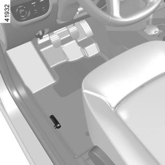 Zależnie od wersji pojazdu, korek 1 odblokowuje się za pomocą kluczyka do stacyjki. W przeciwnym razi,e korek jest przymocowany do pojazdu plastikowym przewodem.