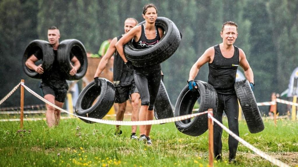 14 Wywiad z P. Anną 1. Jak długo trenuje pani runmageddon? - Dwa lata 2. Jak długo przygotowywała się Pani do startu w biegu? - Półtora roku 3. Czy startuje Pani w podobnych biegach do runmageddonu?