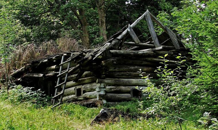 zdjęcia od lewej: stara, opuszczona chałupa tuż przy czerwonym granicznym szlaku z Pilska na Babia Górę / przełęcz graniczna gdzie kończy się szlak żółty, a my wchodzimy na graniczny szlak czerwony