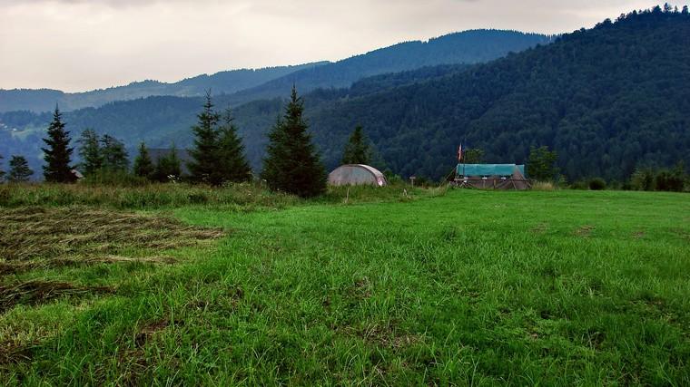 Baza namiotowa SKPB na Przełęczy Głuchaczki 830m n.p.m. po lewej widziana ze stoków Jaworzyny, po prawej już na przełęczy.