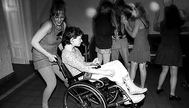 Taniec frees tyle - możliwy i bez wózka. Przykładem takiego dos tosowania jes t sposób radzenia sobie z komunikacją podczas spotkania młodzieży.