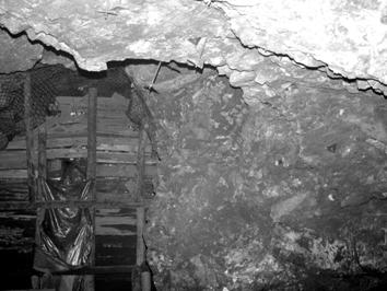 Ociosy wyrobisk w swej przystropowej części w kopalni Pomorzany nie wykazują skłonności do rozgniatania czy odpadania z nich brył skalnych.