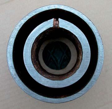 Poniżej przedstawiono kanał perforacyjny utworzony w klocku stalowym przez ładunek kierunkowy głęboko penetrujący (zadanie perforacyjne 1, rys.